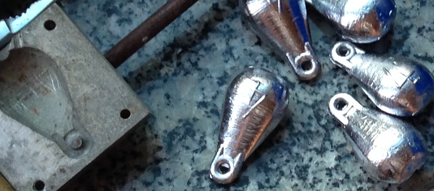 Fabricando chumbadas para a pesca